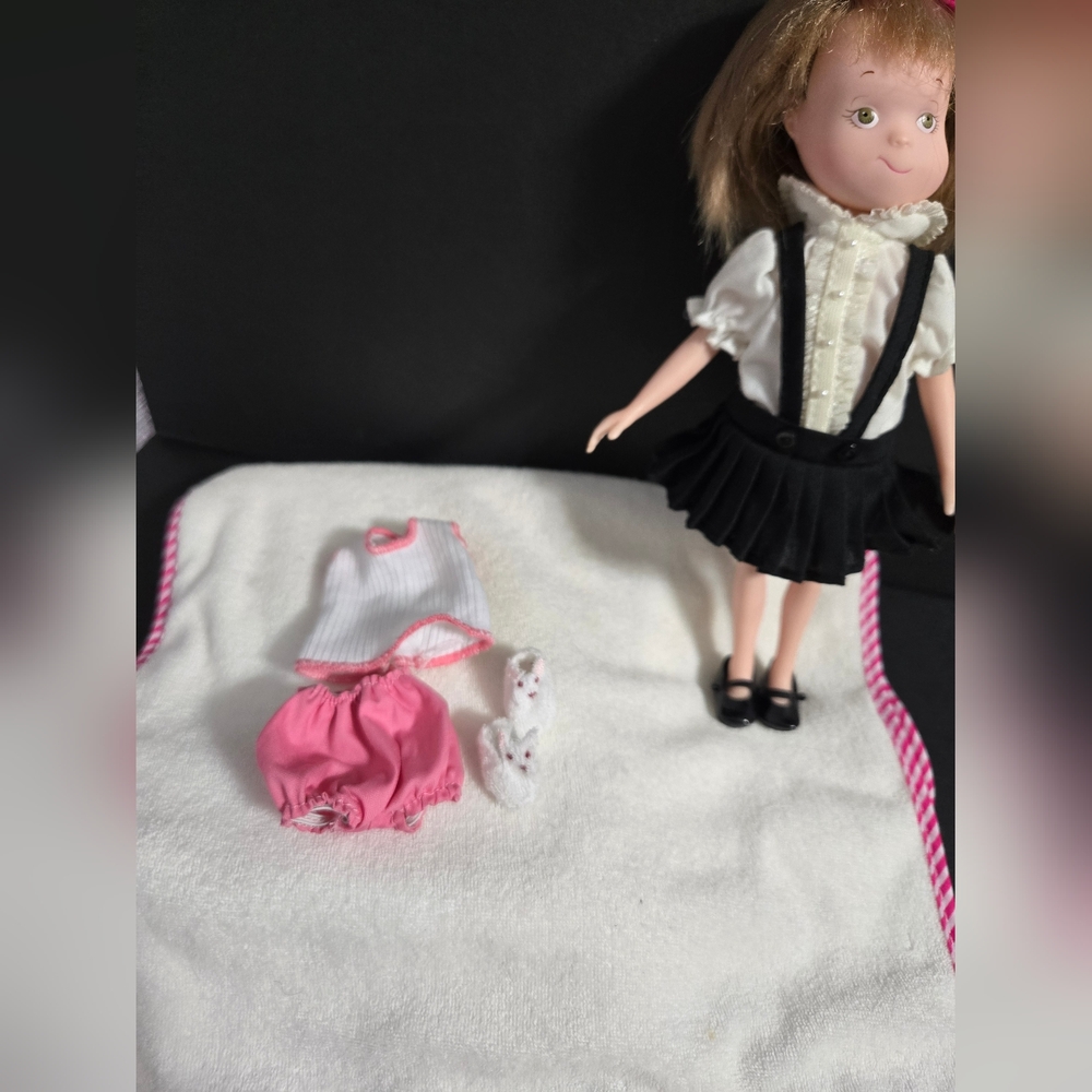 Madame Alexander Eloise Absolutely Essential Overnight Kit Doll Set - Picture 9 of 16